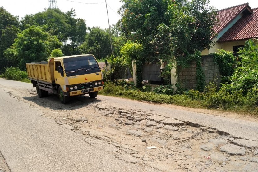 Truk sedang melintasi Jalan Raya Babelan, Desa Babelan Kota, Babelan, Kabupaten Bekasi. (Ilustrasi)