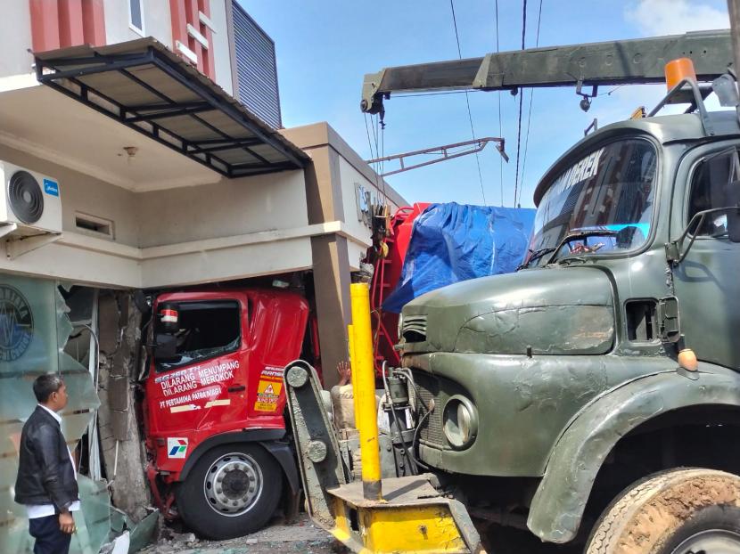 Truk tangki BBM Pertamina menabrak sebuah klinik di Jalan RTA Prawira Adiningrat, Kecamatan Manonjaya, Kabupaten Tasikmalaya, Senin (14/11/2022). 
