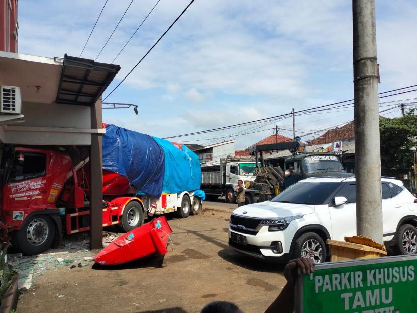 Truk tangki BBM Pertamina menabrak sebuah klinik di Jalan RTA Prawira Adiningrat, Kecamatan Manonjaya, Kabupaten Tasikmalaya, Senin (14/11/2022). 