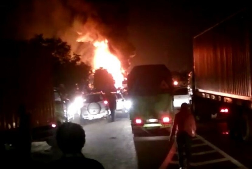 Mobil tangki BBM terbakar (ilustrasi). Mobil tangki BBM terbakar di SPBU Kota Banjar, Jawa Barat.