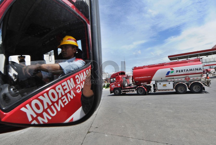  Truk tangki melintas usai diisi bahan bakar minyak (BBM) di Depo Pertamina Plumpang, Jakarta, Senin (23/12).  (Republika/Aditya Pradana Putra)