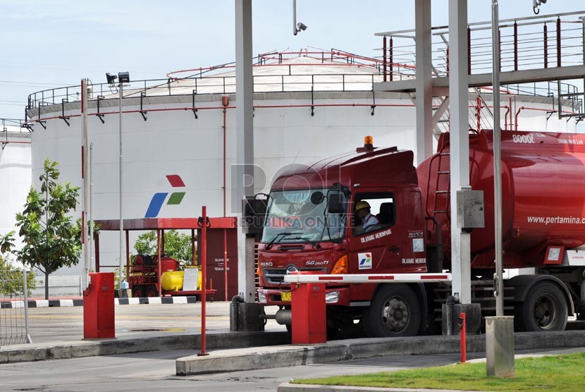 Truk tangki melintas usai diisi bahan bakar minyak (BBM) di Depo Pertamina Plumpang, Jakarta, Senin (23/12).  (Republika/Aditya Pradana Putra)