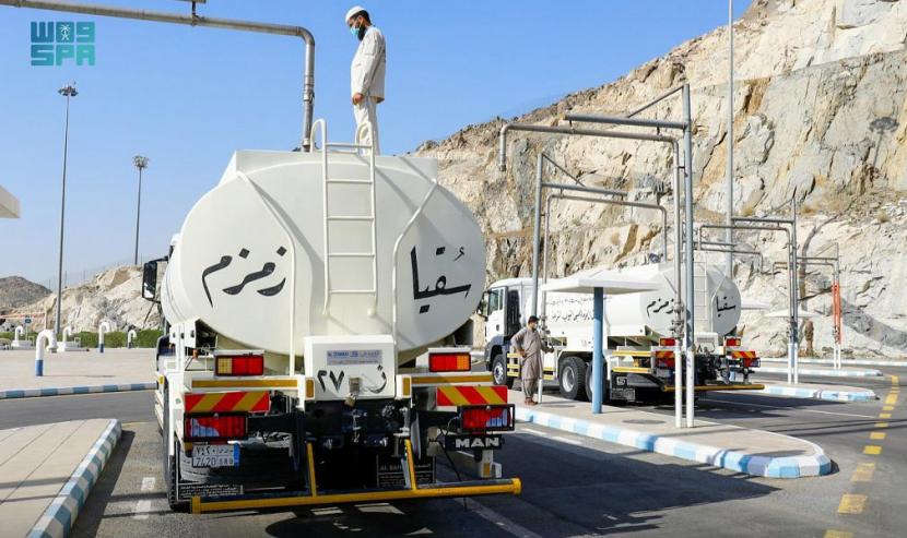 Truk tangki pengangkut air zamzam di Arab Saudi. 40 Ribu Ton Air Zamzam Dikirim ke Waduk Zamzam di Masjid Nabawi