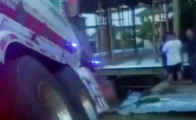 Truk tangki pengangkut BBM Pertamina yang mengalami kecelakaan di turunan Tanah Putih, Jalan Dr Wahidin Sudirohusodo, Semarang, Selasa (2/8) petang.
