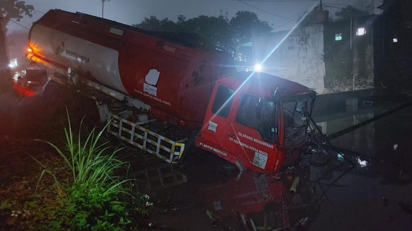 Truk tangki Pertamina mengalami kecelakaan di Jalan Letjen Mashudi, Kecamatan Cibeureum, Kota Tasikmalaya, Jumat (6/1/2023).