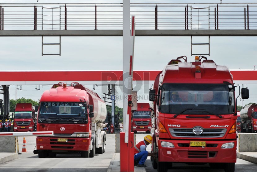  Truk tangki sedang mengisi bahan bakar minyak (BBM) di Depo Pertamina Plumpang, Jakarta, Senin (23/12).  (Republika/Aditya Pradana Putra)