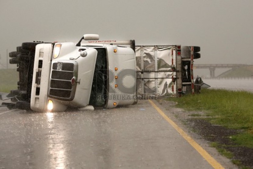 Truk terbalik memblokir jalan setelah diterjang tornado di El Reno, Oklahoma, Jumat (31/5) waktu setempat.  (AP Photo /Jim Beckel) 