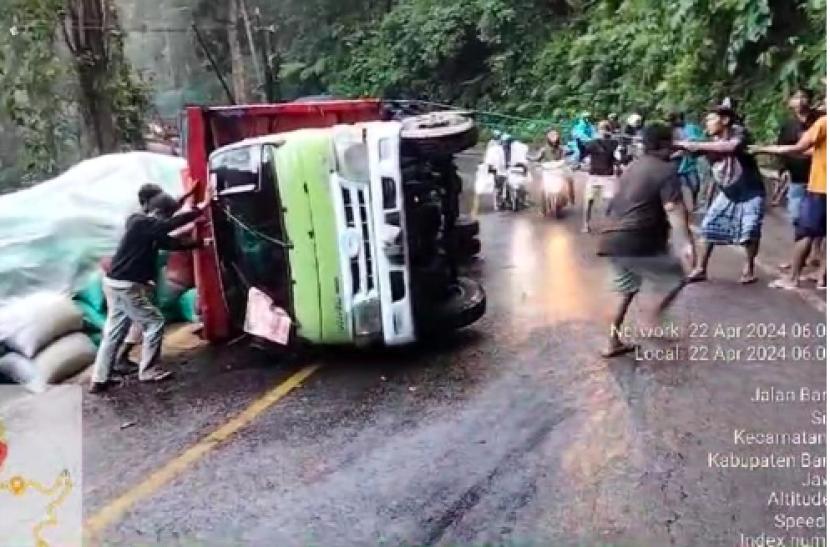 Truk pengangkut gabah terguling di jalur Gumitir penghubung Kabupaten Jember dan Banyuwangi, Jawa Timur, Senin (22/4/2024).