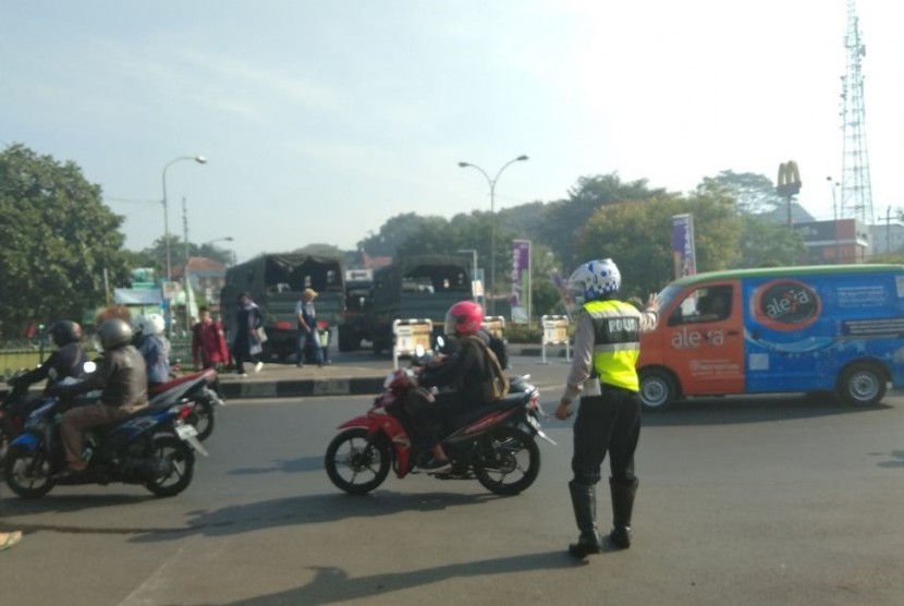 Truk TNI berjaga untuk antisipasi mogok massal angkutan umum di Bunderan Cibiru, Kota Bandung, Selasa (8/5).
