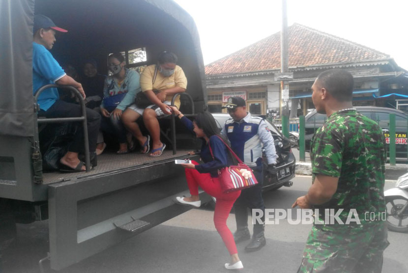 [ilustrasi] Truk TNI-Polri disiagakan untuk mencegah penumpukan penumpang terlantar karena aksi mogok angkot Kota Bogor. 