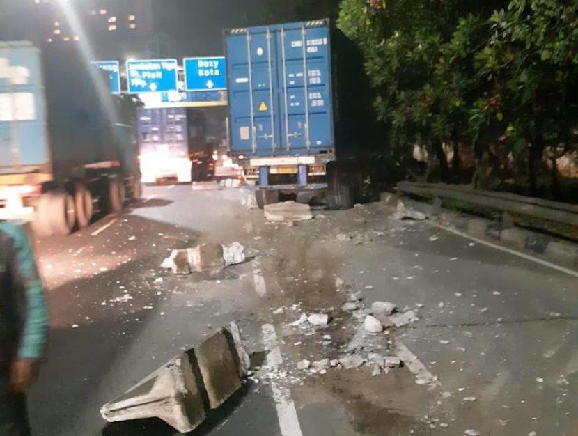 Truk trailer alami kecelakaan di Jalan Letjen S Parman dekat Pos Citra Land, pada Jumat (28/8) dini hari WIB. 