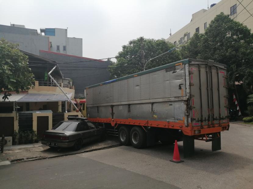 Truk tronton tabrak sebuah rumah di Jalan Pahlawan, Kebon Jeruk, Jakarta Barat, Selasa (4/8).