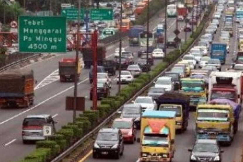Truk-truk di tol dalam kota Jakarta