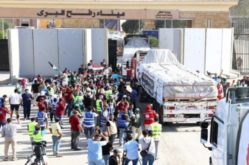 Truk-truk pengangkut bantuan kemanusiaan memasuki Gaza dari titik penyeberangan pada perbatasan Gaza-Mesir 