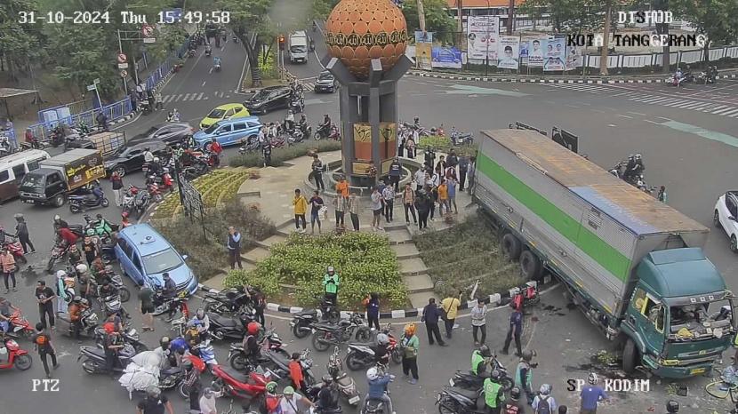 Truk ugal-ugalan di Kota Tangerang. Pengemudi truk kontainer dinyatakan positif narkoba.