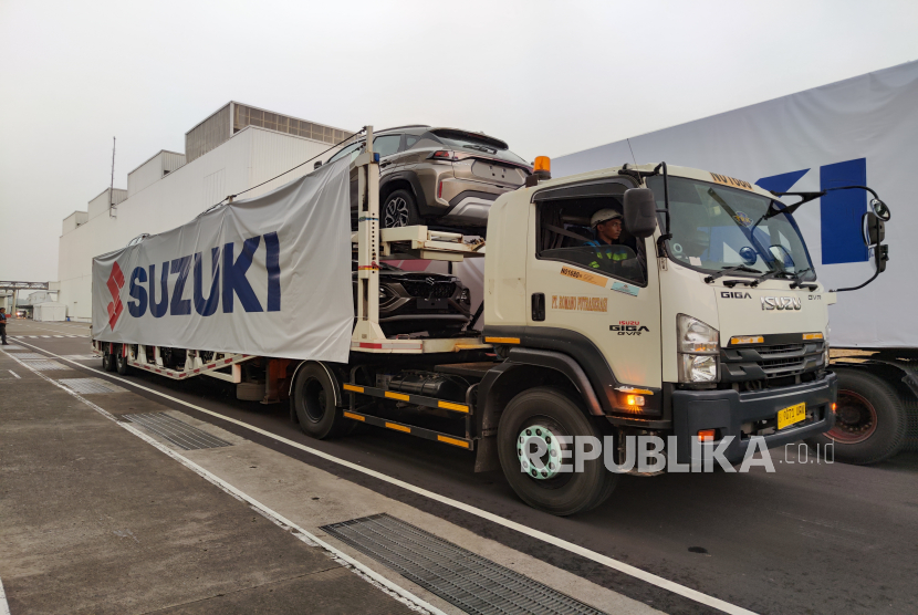 Truk yang membawa Suzuki Fronx untuk ekspor ke luar negeri dilepas dalam seremoni di pabrik Suzuki di Cikarang, Selasa (18/11/2025). 