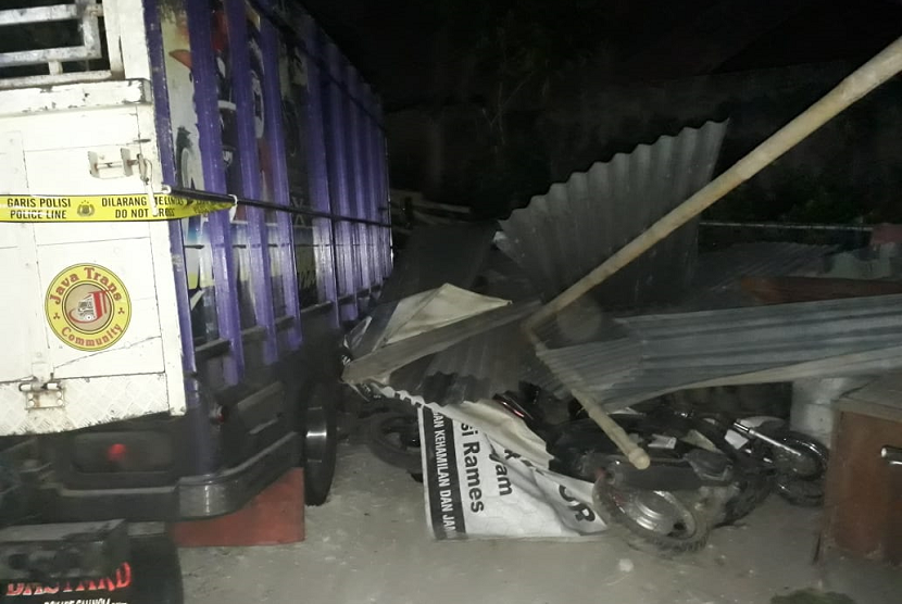 truk yang sempat dibajak terduga teroris di Jalan Kaliurang, Sabtu (14/7).