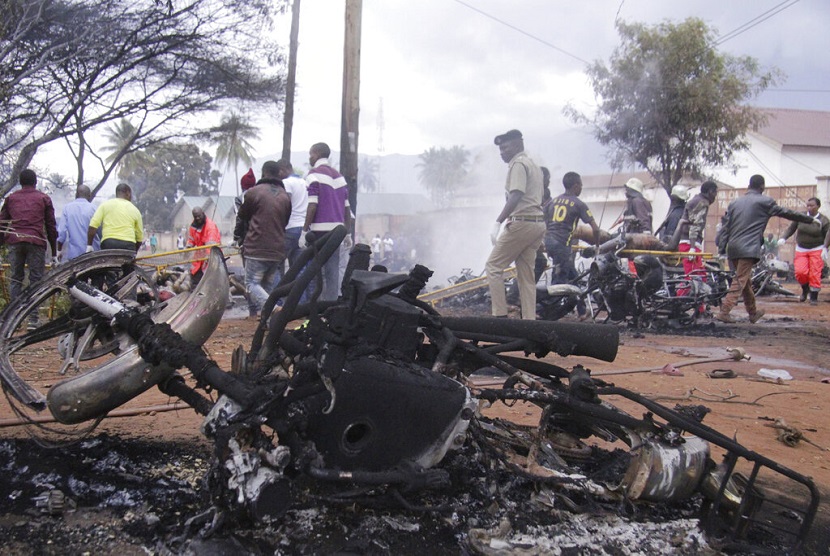  Trunk tanki yang membawa bahan bakar meledak dan menghancurkan sekitar termasuk sepeda motor di Morogoro Tanzania. Ledakan itu menyebabkan puluhan orang tewas yang bisa disebut kejadian terburuk di negara-negara Afrika Timur