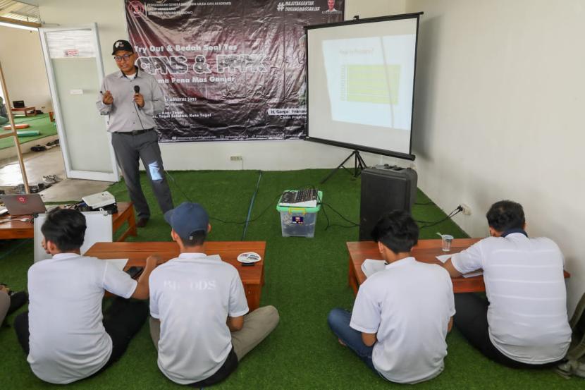 Try out dan bedah soal untuk persiapan tes Calon Pegawai Negeri Sipil (CPNS) dan Pegawai Pemerintah dengan Perjanjian Kerja (PPPK) di Tegal, Jawa Tengah. 