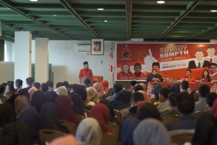 Try Out  Seleksi Bersama Masuk Perguruan Tinggi Negeri (SBMPTN) yang digelar PDI Perjuangan Kalimantan Timur di ruang Melati Hotel Mesra Internasional Samarinda, Ahad (29/4).