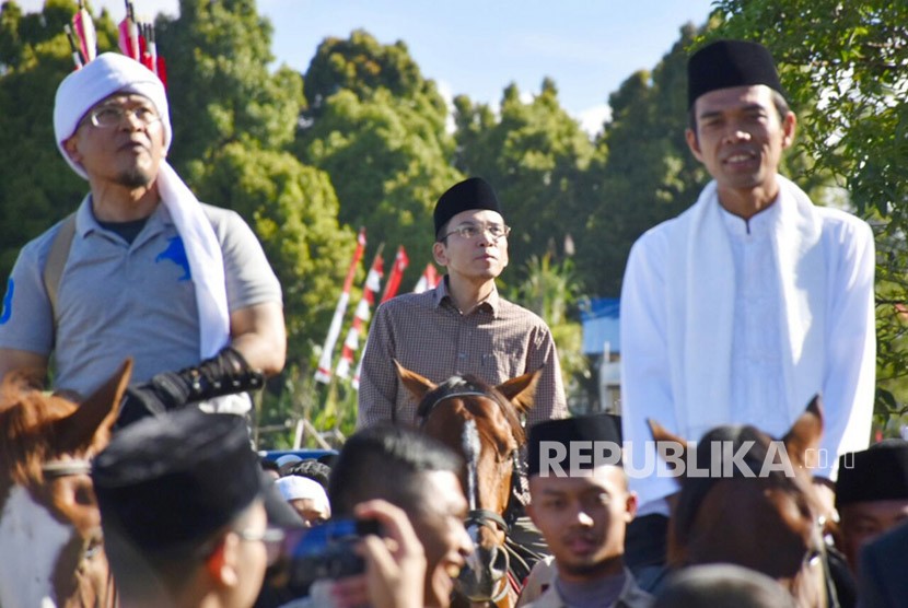 Gubernur NTB TGB Zainul Majdi , Abdullah Gymnastiar (Aa Gym), dan Ustaz Abdul Somad (UAS) berkuda bersama di Eco Pesantren Daarut Tauhiid, Bandung, Jawa Barat, Ahad (1/4)