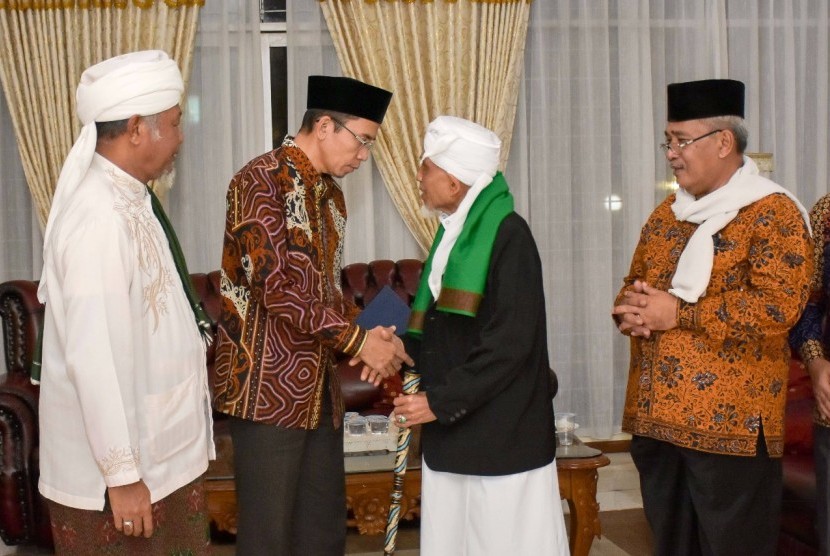  Tuan Guru Bajang (TGB) bersama Ketua PWNU NTB TGH Ahmad Taqiudin Mansyur, Mustasyar NU TGH Turmudzi Badaruddin, dan Syuriah PWNU NTB TGH Ma'arif Makmun, bertabayun dan meluruskan informasi hoaks tentang tudingan yang menggangu keharmonisan warga NW dan NU di NTB di Pendopo Gubernur NTB, Sabtu (7/4) malam.