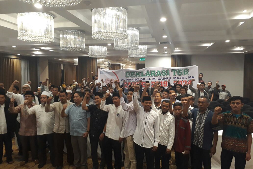Tuan Guru Bajang (TGB) Muhammad Zainul Majdi bertemu dengan relawan dan Sahabat TGB Sulsel di Hotel Arthama, Makassar, Sulsel, Sabtu (24/3).  