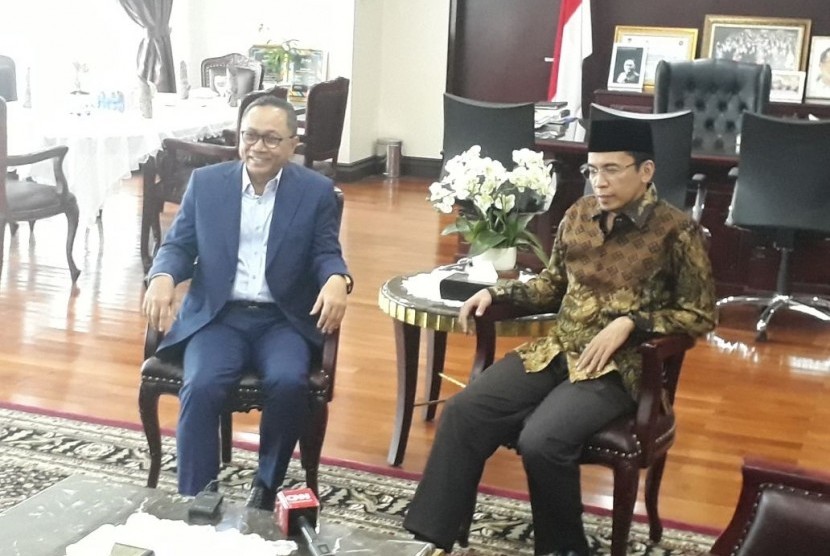 Tuan Guru Bajang (TGB) Muhammad Zainul Majdi bertemu Ketua MPR RI Zulkifli Hasan di ruang kerja Ketua MPR RI, Jakarta, Rabu (9/5). 
