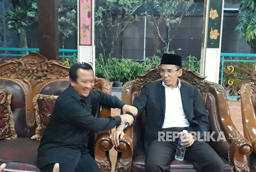 Tuan Guru Bajang (TGB) Muhammad Zainul Majdi dan Ustaz Yusuf Mansur saling pijat di rumah Amien Rais, Sleman, DIY, Jumat (12/5).