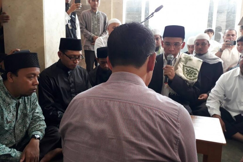 Tuan Guru Bajang (TGB) Muhammad Zainul Majdi membimbing seorang mualaf untuk melantunkan dua kalimat syahadat di Masjid Al Firdaus, Sewon, Bantul, DIY, Jumat (12/5). 