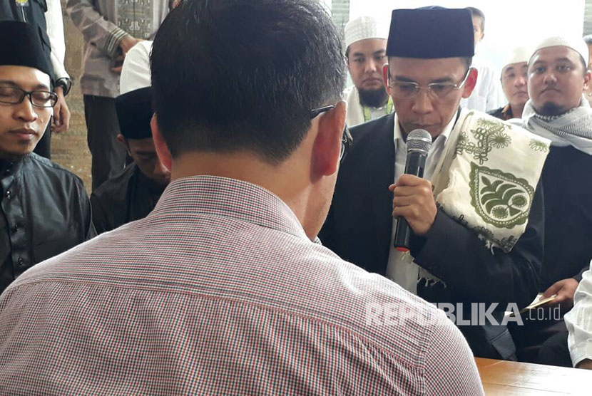 Tuan Guru Bajang (TGB) Muhammad Zainul Majdi membimbing seorang mualaf untuk melantunkan dua kalimat syahadat di Masjid Al Firdaus, Sewon, Bantul, DIY, Jumat (12/5).