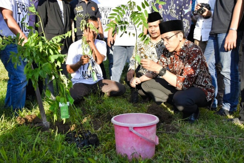 Tuan Guru Bajang (TGB) Muhammad Zainul Majdi menanam tanaman pakan indigofera dan berinteraksi dengan Forum Tani Muda Jawa Tengah di Pondok Pesantren Wakaf Literasi Islam Indonesia (Wali), Candirejo, Tuntang, Kabupaten Semarang, Jawa Tengah (Jateng), Rabu (28/3).