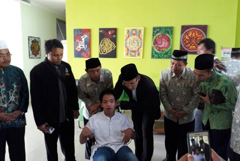 Tuan Guru Bajang (TGB) Muhammad Zainul Majdi menyimak setoran hafalan Alquran oleh santri difabel, Fajar, di PPTQ Ibnu Abbas, Klaten, Jawa Tengah, Jumat (12/5). 