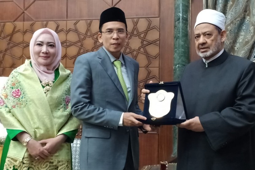 Tuan Guru Bajang (TGB) saat menerima penghargaan dari Grand Sheikh Al-Azhar.