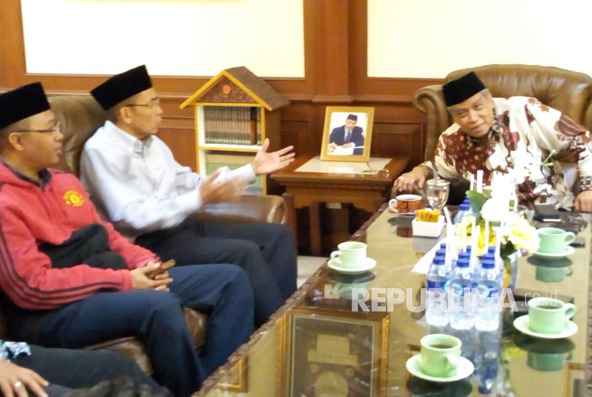 Tuan Guru Bajang (TGB) Zainul Majdi bersama Gubernur Pilgub NTB terpilih Zulkieflimansyah bersilaturahmi dengan Ketua Umum PBNU Pusat KH Said Aqil Siroj yang didampingi Sekjen PBNU KH Helmi Faisal dan Ketua PBNU KH Marshudi Suhud serta KH Robikin Emhas di Kantor PBNU Pusat, Jalan Kramat Raya, Senen, Jakarta Pusat, Selasa (10/7).