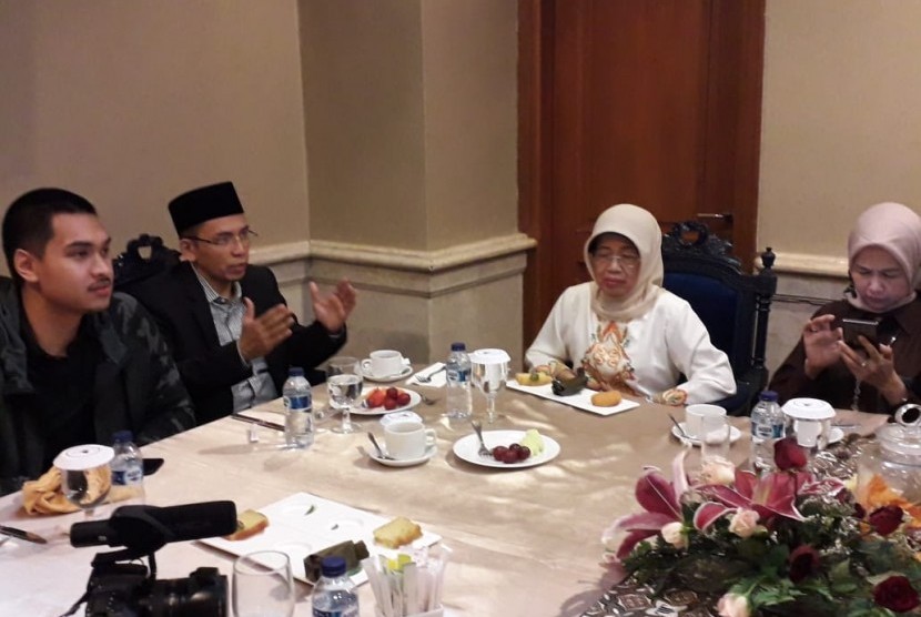 Tuan Guru Bajang (TGB) Zainul Majdi bertemu dengan Ibunda Preside Joko Widodo, Sudjiatmi Notomiharjo, di The Sunan Hotel Solo, Jumat (1/2). Dalam pertemuan tersebut, TGB meminta Sudjiatmi untuk terus mendoakan Presiden Jokowi.