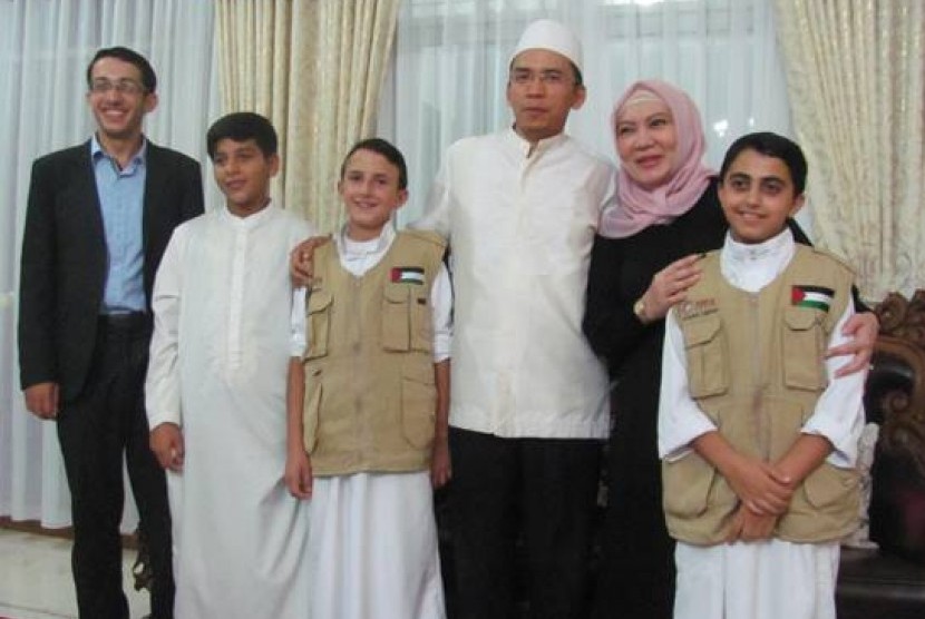 Tuan Guru Bajang yang juga Gubernur NTB Dr Zainul Majdi dan istri, Hj Erica menyambut santri Daqu Gaza