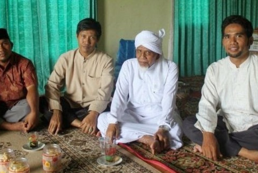  Tuan Guru Muhammad Turmuzi Badruddin berjubah putih
