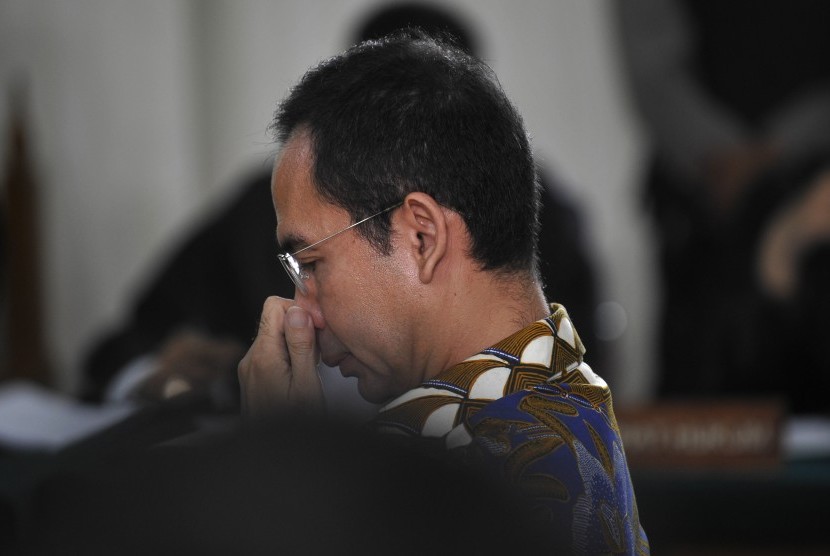 Tubagus Chaeri Wardana alias Wawan menyimak dakwaan Jaksa KPK dalam sidang kasus korupsi proyek-proyek RSUD dan perbaikan 7 Puskesmas di Tangsel di Pengadilan Tipikor Serang, Banten, Rabu (27/4). 