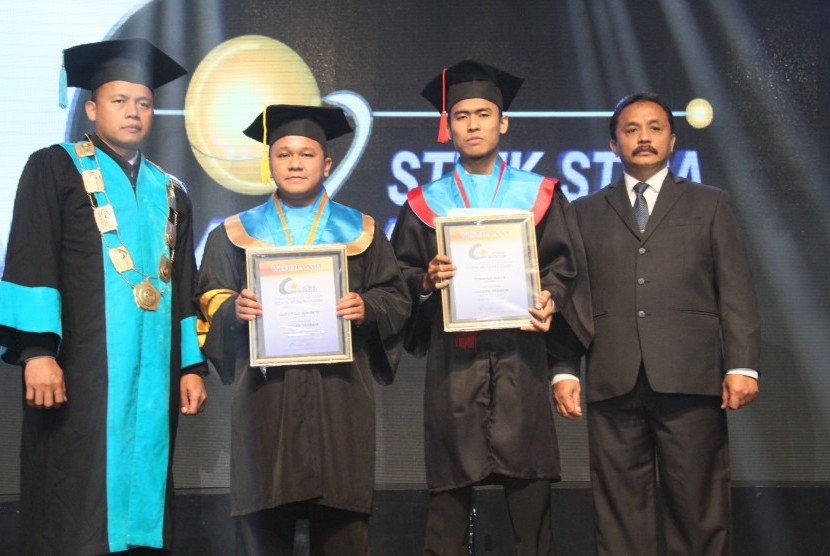 Tubagus Ikhsan (ketiga dari kiri) menerima penghargaan wisudawan terbaik STMIK Nusa Mandiri.