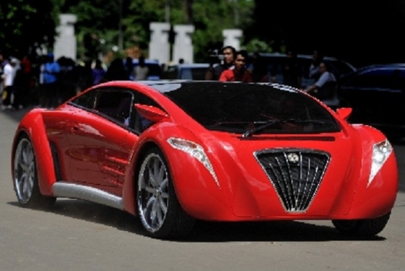 Tucuxi, a ferrari-like prototype of electric car, performs in Bung Karno Stadium, Jakarta. The car is crashed during the test-drive by Minister of State-Owned Enterprises, Dahlan Iskan, in Solo. (file photo) 