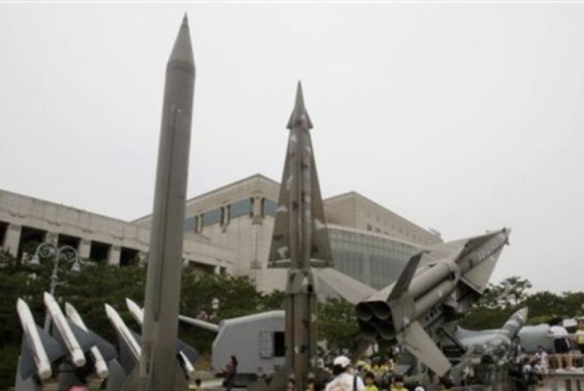 Tugu berbentuk Misil Korut 'Scud-B' (kiri) berdampingan dengan tugu misil Korsel di Museum Peringatan Perang Korea, di Seoul, Korsel (Foto: dok). Korut memperingatkan kemampuan roketnya mampu mencapai daratan AS, Selasa (9/10).