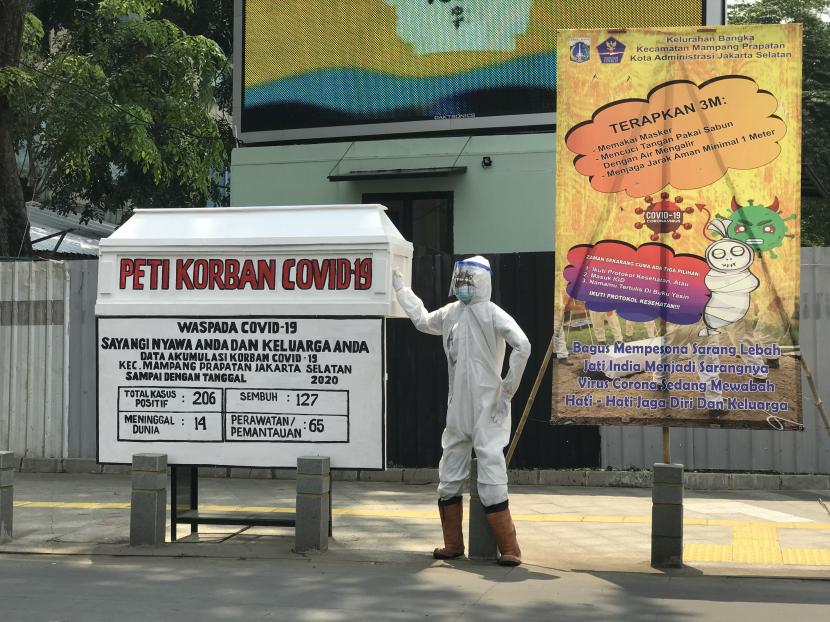 Tugu peti mati Covid-19 di Jalan Kemang Raya, Jakarta Selatan, Selasa (18/8).
