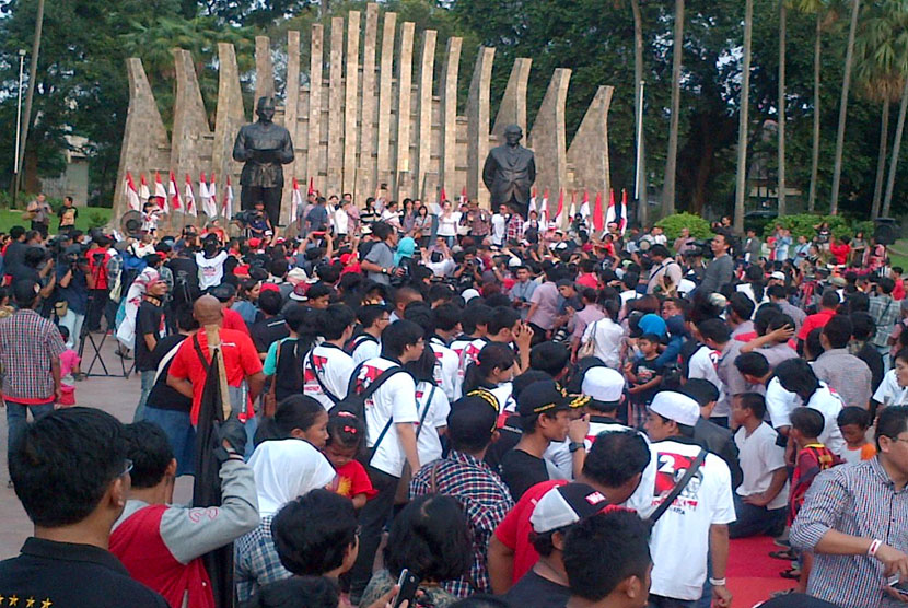Sejumlah massa berkumpul di Tugu Proklamasi, Jakarta Pusat, Rabu (9/7).