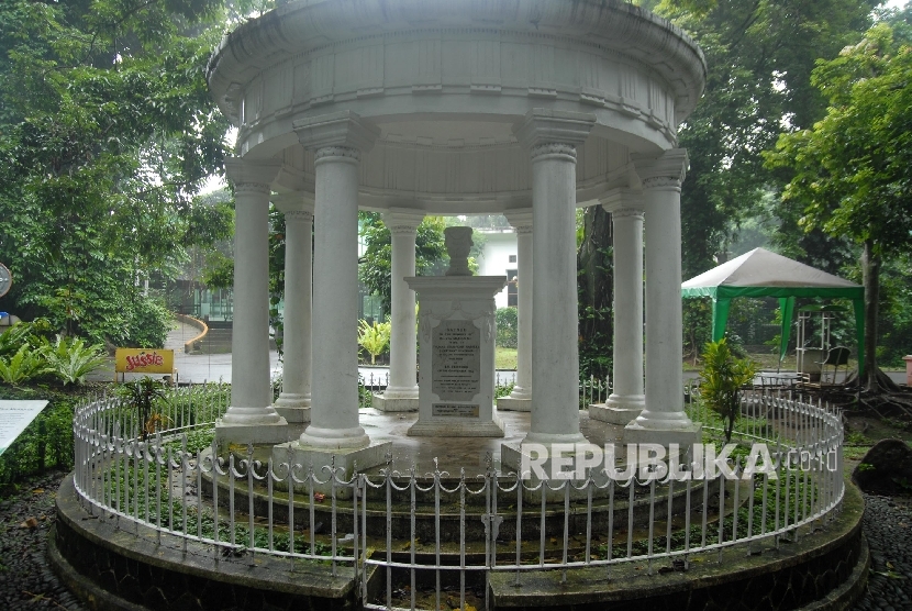 Tugu Raffles di Kebun Raya Bogor.