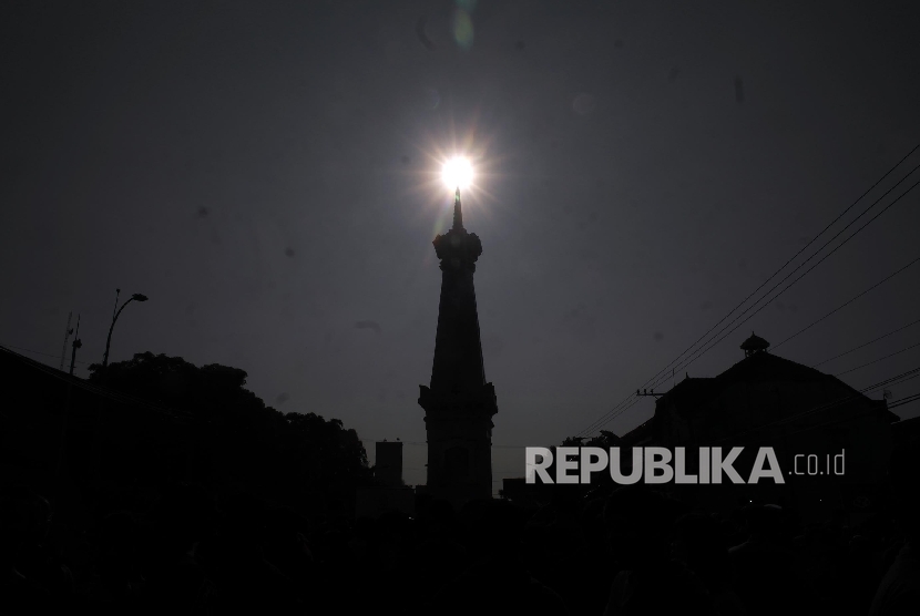 Tugu Yogyakarta nampak berbentuk siluet saat terjadinya gerhana matahari Rabu (9/3). Yogyakarta merupakan salah satu kota yang terkena gerhana matahari sebesar 84 persen.