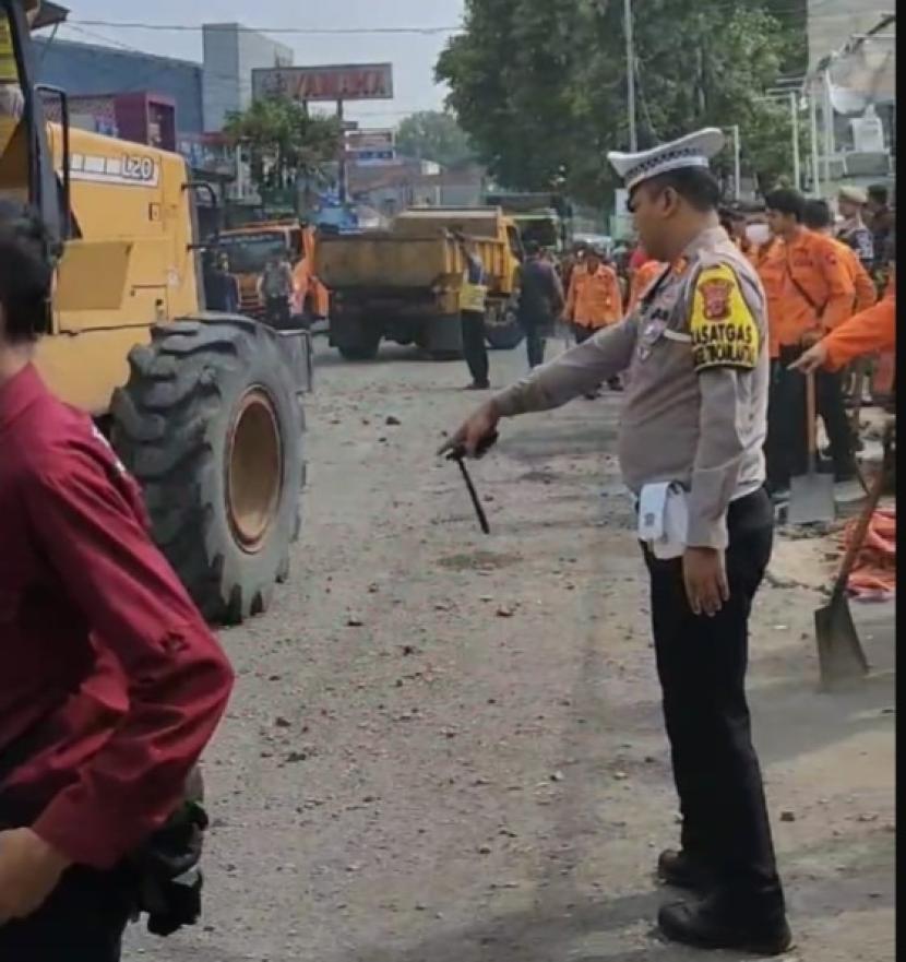 Tujuh kendaraan mulai dari truk, minibus, hingga sepeda motor terlibat kecelakaan beruntun di Jalan Raya Bandung-Subang, Kampung Pasirkareumbi Kabupaten Subang, Kamis (17/10/2024) pagi