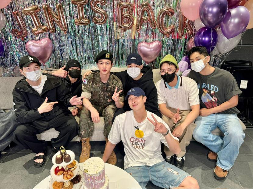 Tujuh member BTS berfoto bersama menyambut kepulangan Jin BTS dari wamil.