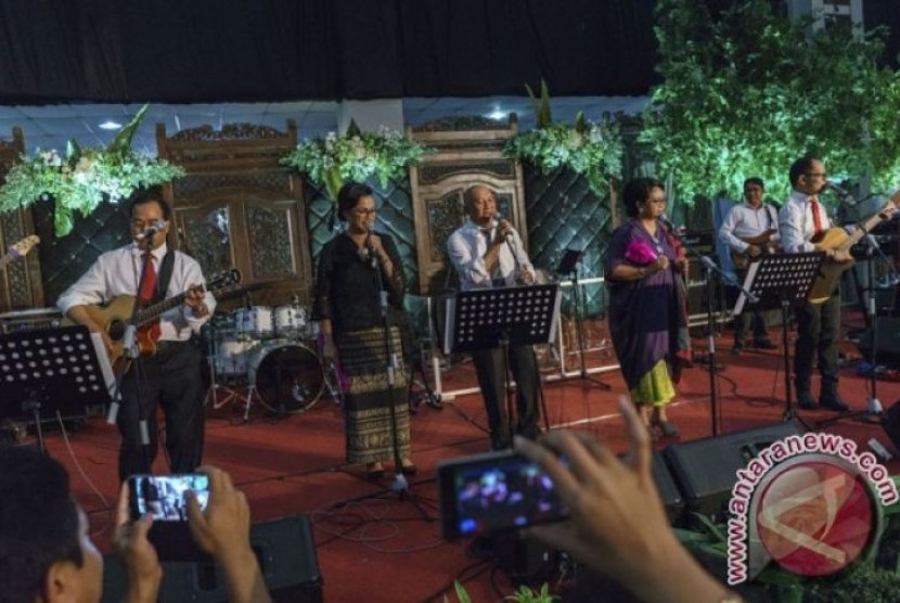 Tujuh menteri saat manggung di Yogyakarta.