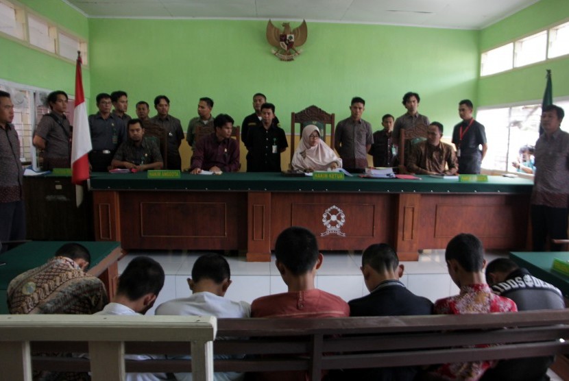 Tujuh orang terdakwa anak kasus pemerkosaan YY mengikuti sidang vonis di pengadilan negeri curup, Rejang Lebong, Bengkulu, Selasa (10/5).